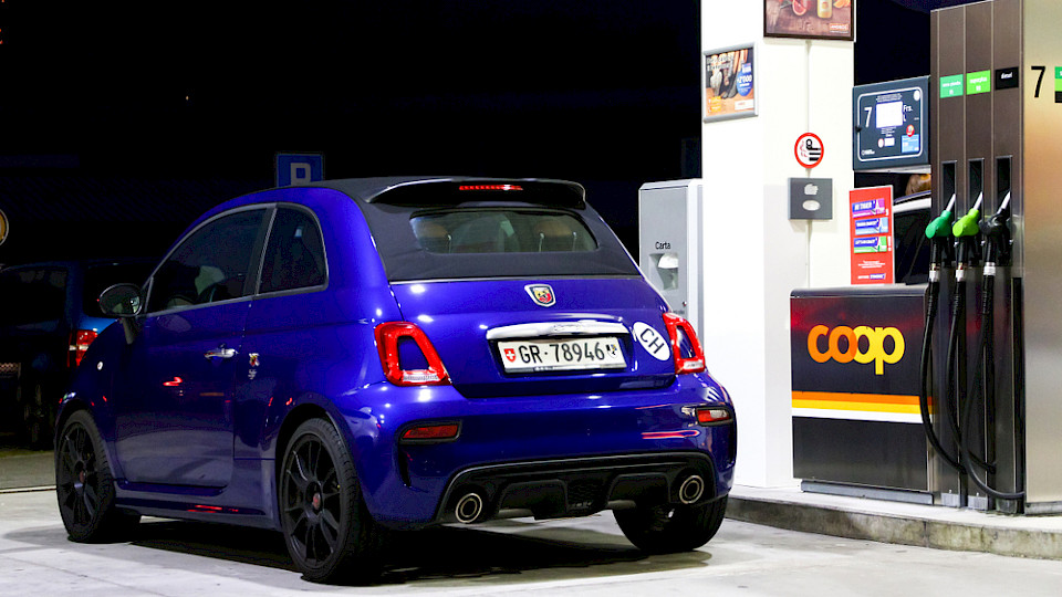 Mineralölprodukte wurden im Februar etwas teurer, insgesamt sanken die Importpreise im Jahresvergleich um 0,8 Prozent. (Bild Art Konovalov/Shutterstock)