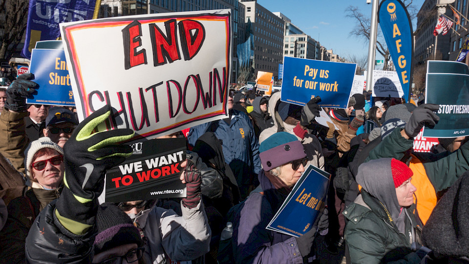 Proteste beim Shutdown der amerikanischen Regierung im Jahr 2019. Nun droht erneut die Zahlungsunfähigkeit. (Bild Bob Korn/Shutterstock)