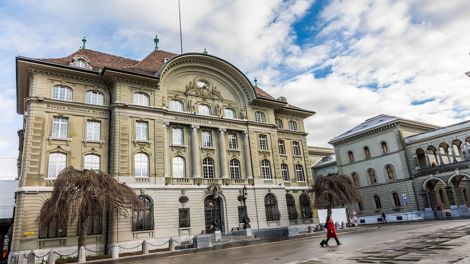 Die Nationalbank macht weiter mit dem tieferen Leitzins. (Bild Distinctive Shots/Shutterstock)