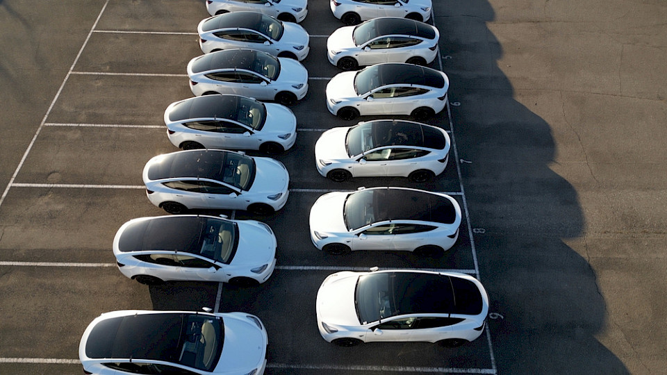 Neue Teslas warten auf Käufer. (Bild DELBO ANDREA/Shutterstock)
