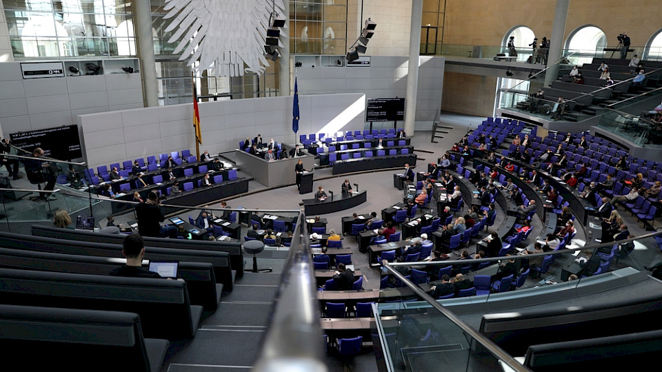 Die Milliarden-Ausgaben des deutschen Parlaments hebt die Stimmung in der Wirtschaft leicht an. (Bild Juergen Nowak/Shutterstock)