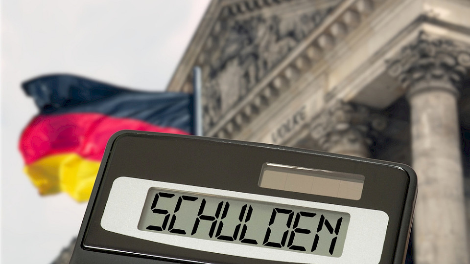 Umgerechnet auf die Einwohner steigen die öffentlichen Schulden  erstmals über als 30000 Euro pro Kopf.(Bild Bartolomiej Pietrzyk/Shutterstock)