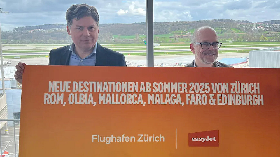 Thomas Haagensen (Easyjet, links) und Rolf Hancock (Flughafen Zürich) präsentieren die neuen Sommerziele der Airline – von Rom bis Edinburgh. (Bild: TN)