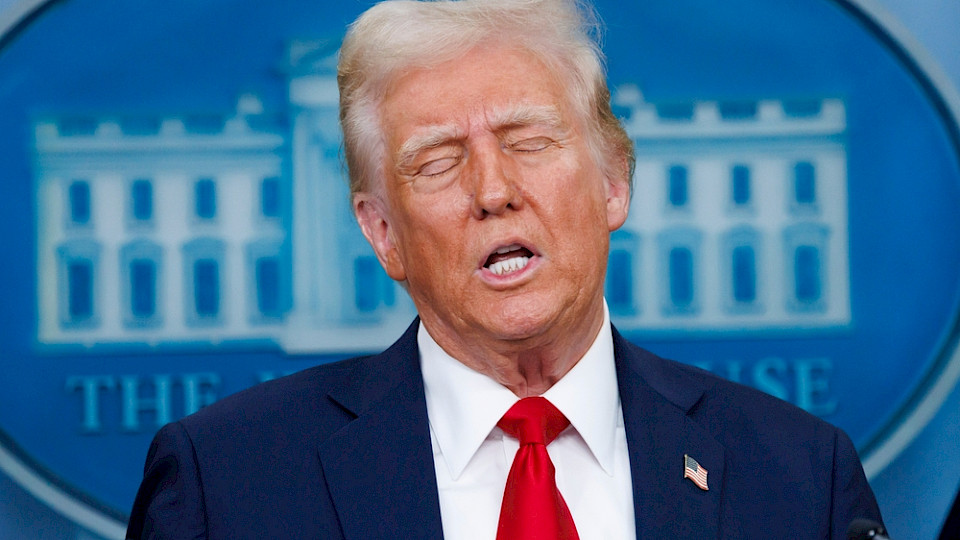 Augen zu und direkt in den Börsencrash. Der Zoll-Hammer von Donald Trump wirkt nach. (Bild Joshua Sukoff/Shutterstock)