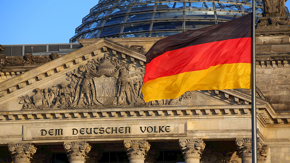 Die Finanzagentur will in diesem Jahr rund 380 Milliarden Euro für den Bund am Finanzmarkt einsammeln. Das wäre der niedrigste Wert seit 2019. (Bild Jojoo64/Shutterstock)