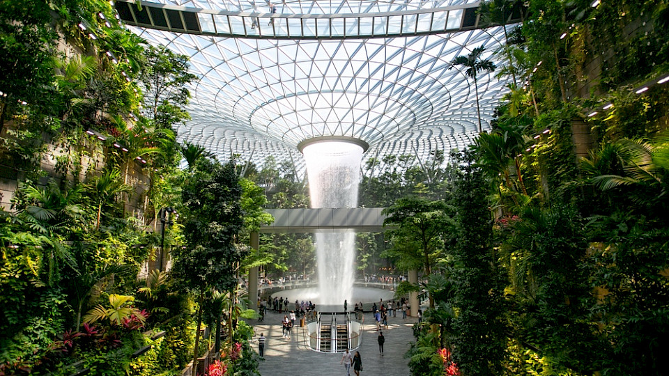 Der Flughafen von Singapur mit dem riesigen Wasserfall führt zum 13. Mal die Liste von Skytrax an. (Bild Em7/Shutterstock)