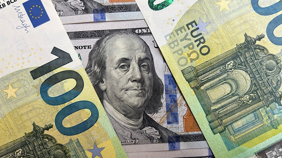 Der Dollar fiel zeitweise auf 81 Rappen, auch gegenüber dem Euro steigt der Franken. (Bild Sebaguir/Shutterstock)