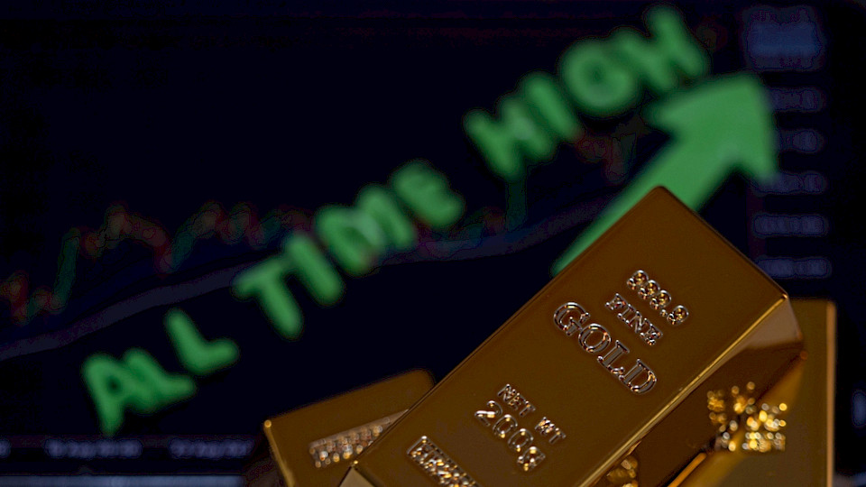 So teuer wie noch nie. Der Goldpreis knackt den nächsten Rekord bei 3300 Dollar. (Bild K.unshu/Shutterstock)