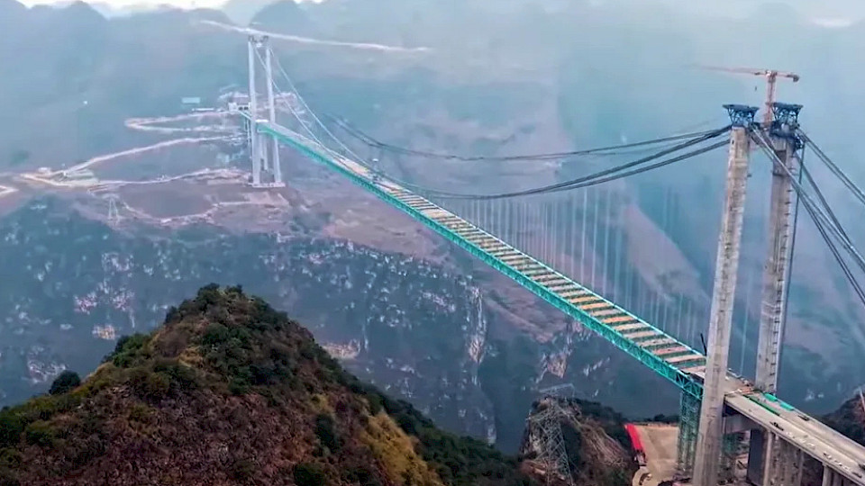 Der Bau der Brücke begann im Januar 2022, schon diesen Juni soll sie für den Verkehr bereitstehen.  (Bild: Screenshot Youtube / Unmögliche Projekte)