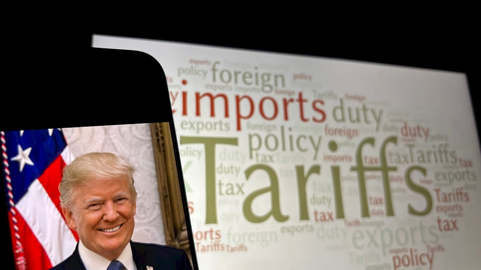 Die US-Zölle drücken offenbar vor allem auf die Stimmung bei den Dienstleistungs-Unternehmen. (Bild bella1105/Shutterstock)