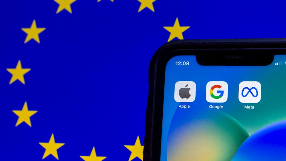 Mit dem Digital Markets Act, will die EU die Rechte von Verbrauchern und kleineren Unternehmen gegenüber grossen Tech-Konzernen stärken. (Bild Koshiro K/Shutterstock)