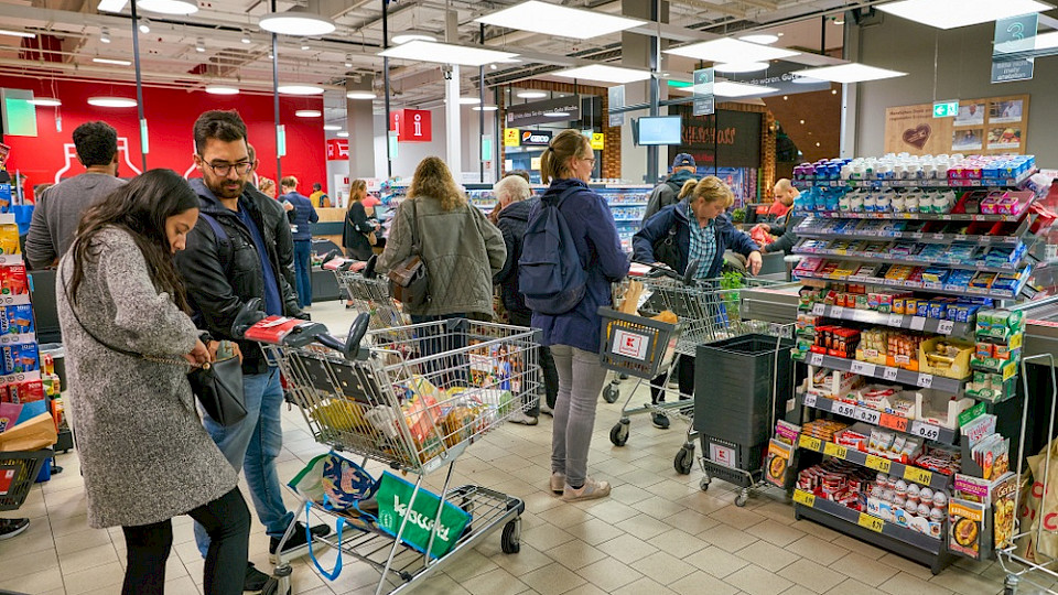Die Stimmung bei deutschen Konsumenten ist laut Umfrage etwas besser als erwartet. (Bild Sorbis/Shutterstock)