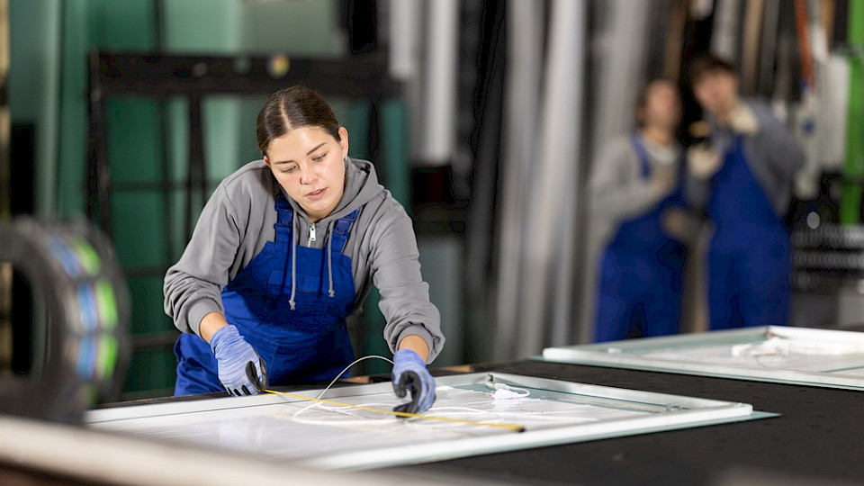 Das Verarbeitende Gewerbe steht laut KOF besonders unter Druck. (Bild BearFotos/Shutterstock)