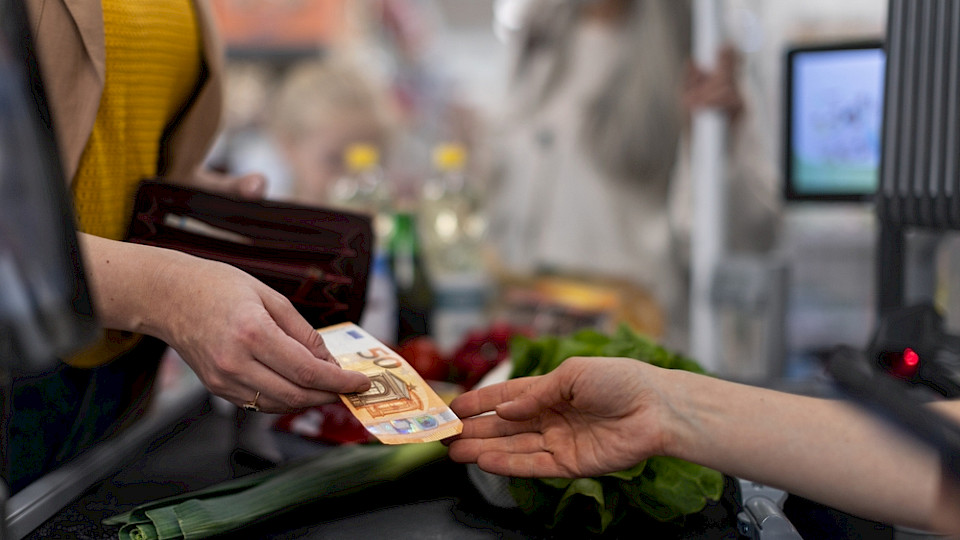 Die Kernteuerung stieg in der Eurozone von 2,4 auf 2,7 Prozent. (Bild Halfpoint/Shutterstock)