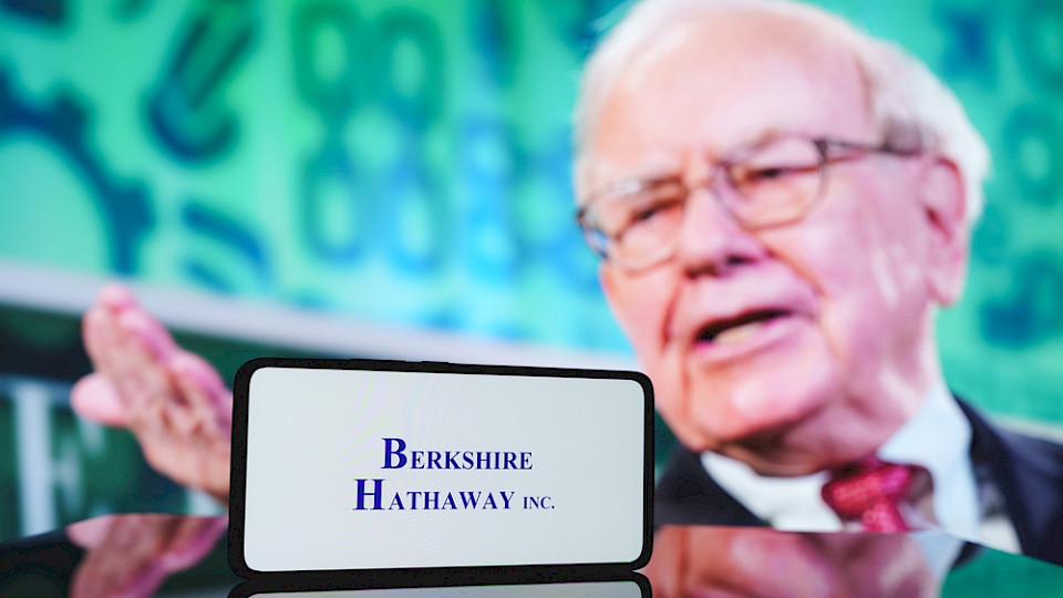 Warren Buffett tritt etwas in den Hintergrund, wird aber wohl weiter ins Büro gehen. (Bild Rokas Tenys/Shutterstock)