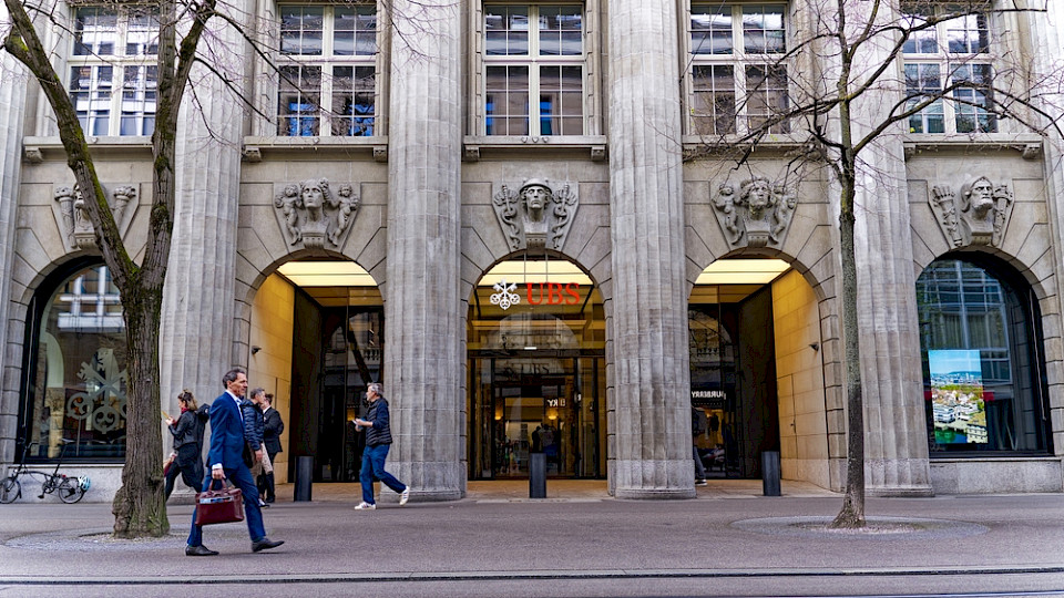 Bei der UBS sind aktuell 23 Prozent weniger Stellen ausgeschrieben als vor einem Jahr. (Bild Michael Derrer Fuchs/Shutterstock)