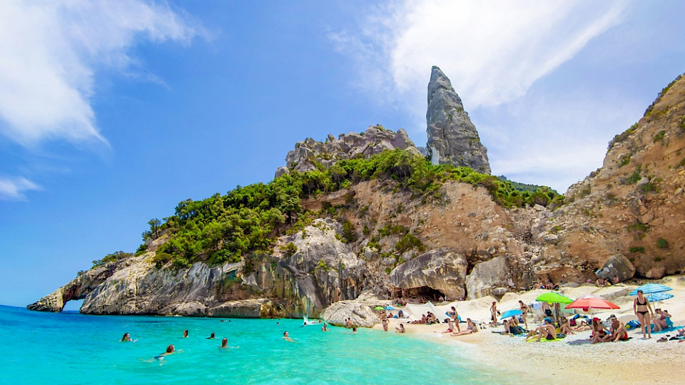 Gilt laut der Umfrage als schönster Strand: Cala Goloritzé in Sardinien. (Bild ValerioMei/Shutterstock)