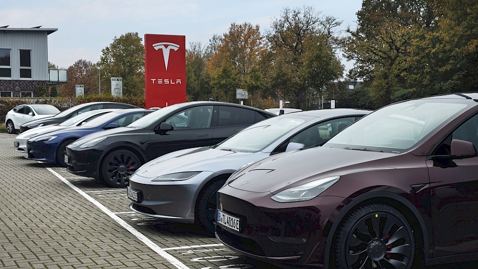 Je nach Land sank der Verkauf von neuen Teslas zwischen 36 und 81 Prozent. (Bild ER_09/Shutterstock)