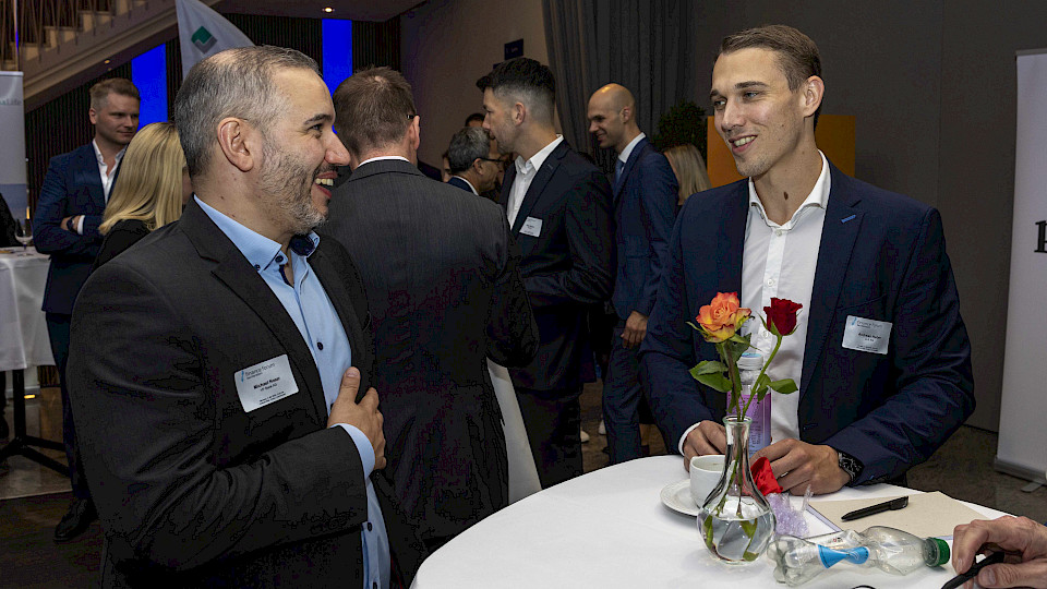 Zum Abschluss konnten sich die Teilnehmerinnen und Teilnehmer beim Networking-Apéro austauschen. (Bild Daniel Schwendener)