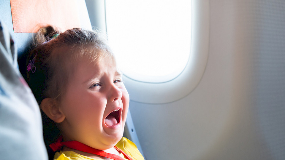 Schreiende Kinder stören laut Umfrage am meisten, hauchdünn vor Turbulenzen. (Bild Andrey_Popov/Shutterstock)