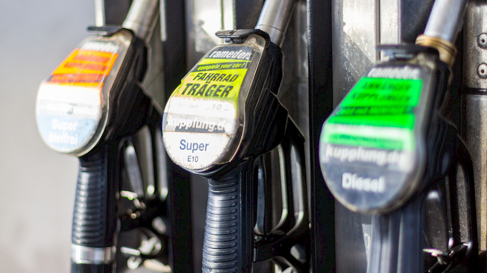 Heizöl, Diesel und Benzin wurden im Vergleich zum Vorjahr deutlich billiger. (Bild Nehris/Shutterstock)