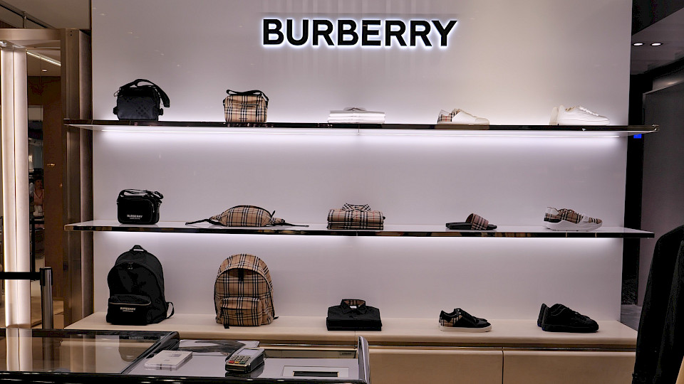 Der Hersteller von Luxusgütern will Stellen streichen. (Bild REPORT/Shutterstock)