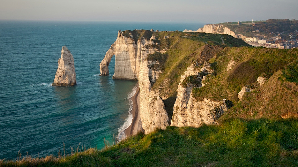 Die Kreidefelsen von Étretat in der Normandie sind nun nur noch eingeschränkt zugänglich. (Bild Luis Boucault/Shutterstock)