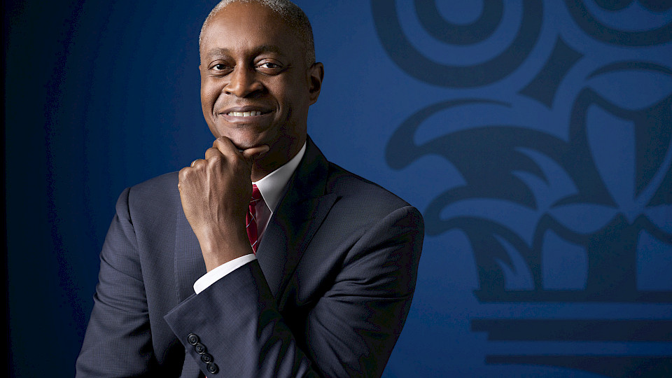 Raphael Bostic, der Präsident der regionalen Notenbank von Atlanta, geht davon aus, dass die tatsächlichen Auswirkungen der US-Zollpolitik erst in einigen Monaten abzuschätzen seien. (Bild pd)