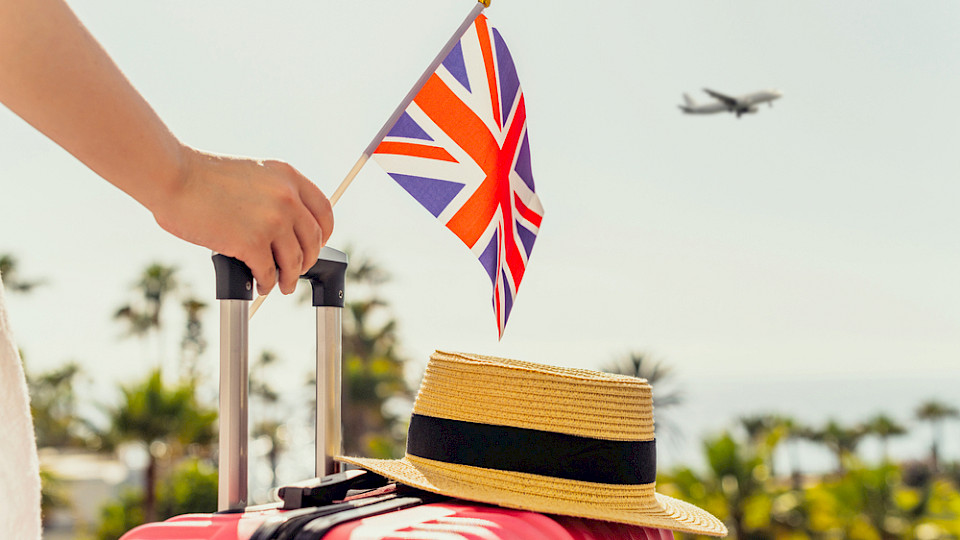 Die Flugpreise sind im April um mehr als 27 Prozent gestiegen, Dienstleistungen wurden im Schnitt über 5 Prozent teurer. (Bild FTiare/Shutterstock)