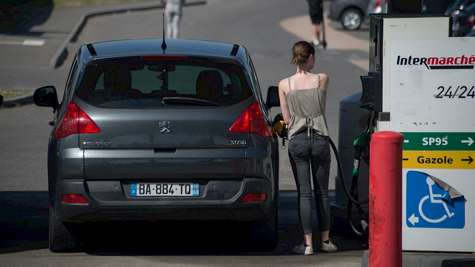 Unter anderem wegen dem günstigeren Benzin stieg die Inflation im Jahresvergleich weniger stark als erwartet. (Bild NeydtStock/Shutterstock)