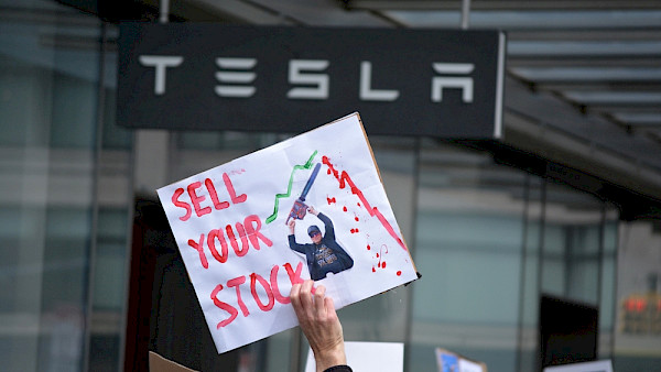 Tesla-Aktie bricht nach Streit von Musk und Trump ein