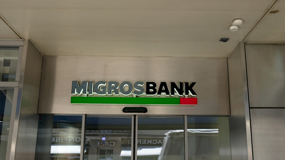 Gegen den Trend hat die Migros Bank mehr offene Stellen. (Bilder Najmi Arif/Shutterstock)