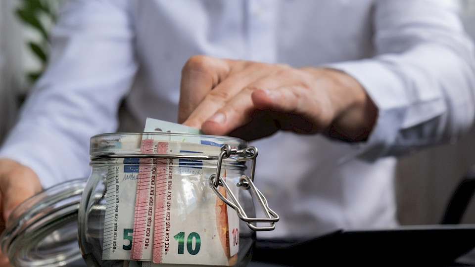 Laut Umfrage sind die Menschen in Deutschland noch mehr am Sparen. (Bild yanishevska/Shutterstock)