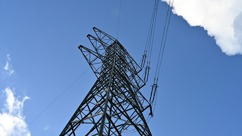 Die ersten Antworten von Elektrizitätsunternehmen deuten auf eher tiefere Energiepreise für das nächste Jahr. (Bild Luciavonu/Shutterstock)