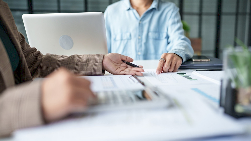 Gegen den Trend gab es bei der Rechts- und Steuerberatung klare Umsatzzuwächse. (Bild Lee Charlie/Shutterstock)
