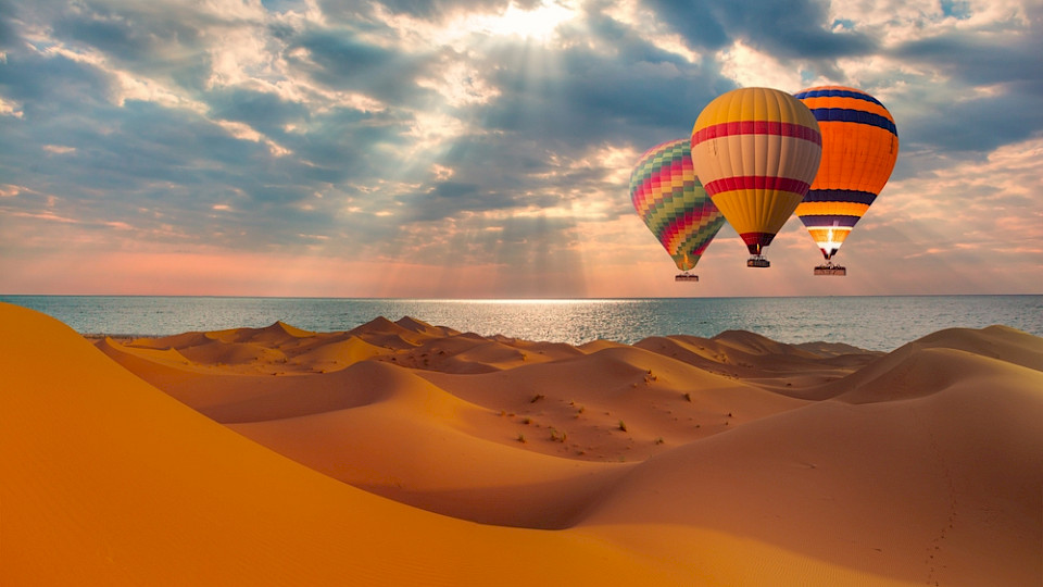 Die spektakuläre Namib-Wüste lässt sich aus der Luft erkunden. (Bild Muratart/Shutterstock)
