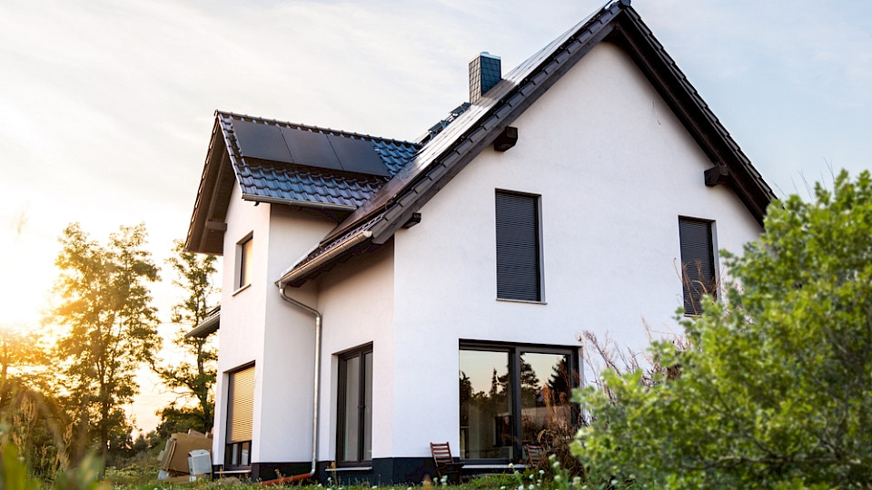 Gegenüber dem zweiten Quartal 2024 kosteten Einfamilienhäuser im Schnitt 5,2 Prozent mehr. (Bild photoschmidt/Shutterstock)