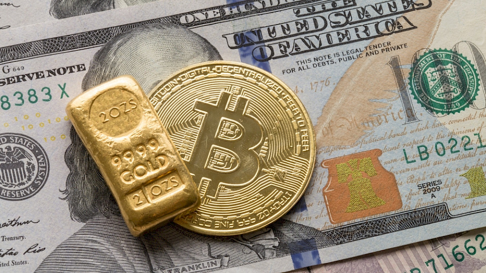 Unter anderem beim US-Dollar, Gold und Bitcoin sieht Invesco überzogene Bewertungen. (Bild See Hui Lau/Shutterstock)