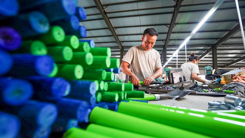 Die Hersteller-Preise sanken im Juni zum  33. Rückgang in Folge. (Bild chinahbzyg/Shutterstock)