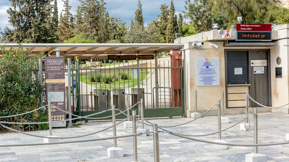 Wegen den hohen Temperaturen bleibt der Haupteingang zur Akropolis am Nachmittag geschlossen. (Bild Vangelis T/Shutterstock)