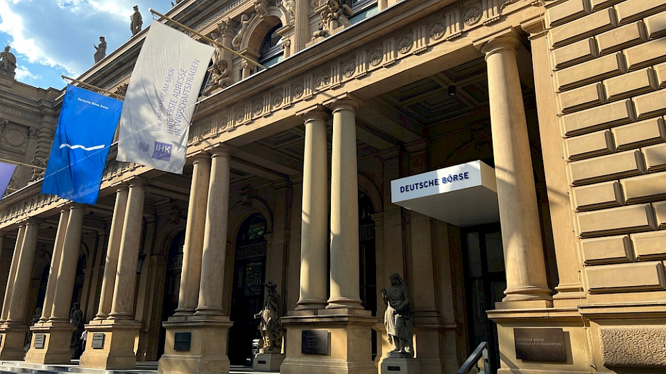 Der Leitindex der deutschen Börse steigt auf den nächsten Rekordwert. (Bild MacroEcon/Shutterstock)