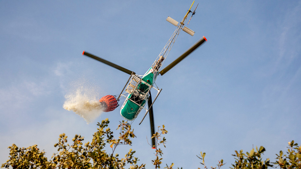Diverse Lösch-Helikopter helfen das Feuer zu bekämpfen. (Bild federico neri/Shutterstock)