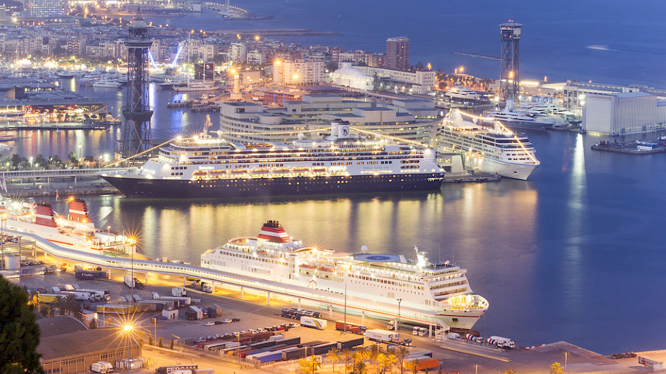 Im Hafen von Barcelona sollen künftig weniger grosse Schiffe anlegen. (Bild Ioan Panaite/Shutterstock)