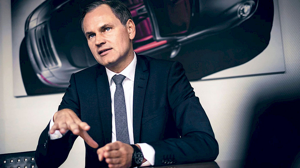 Porsche-Chef Oliver Blume stimmt die Angestellten auf das nächste Sparrunde ein. (Bild pd)