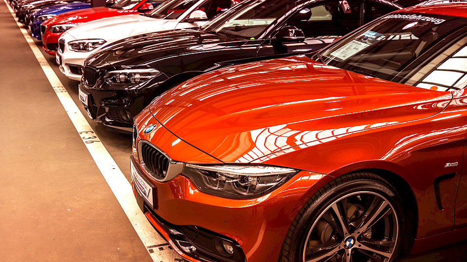 Hält Donald Trump an seinen Plänen fest, trifft der US-Zollhammer besonders die deutsche Autoindustrie hart. (Bild: Shutterstock.com/MDart10)