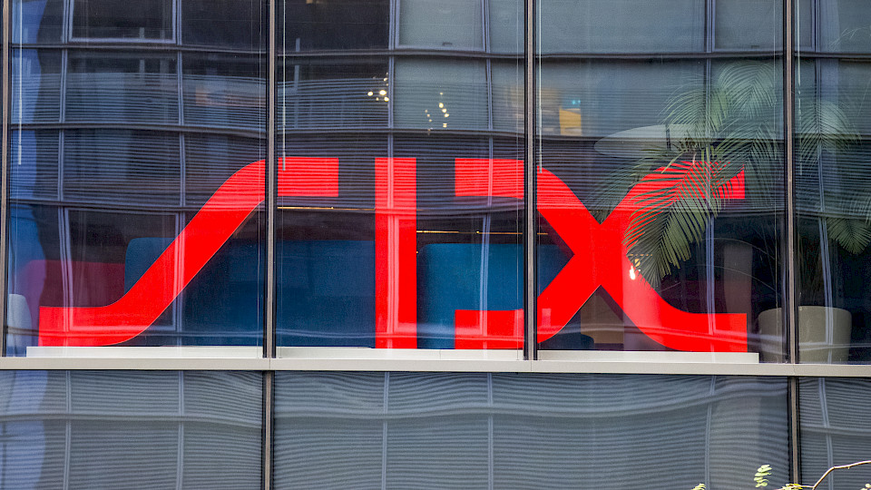 Der Halbjahresgewinn der SIX brach um 64 Prozent auf 42,2 Mio. Franken ein. (Bild: Shutterstock.com/Below the Sky)