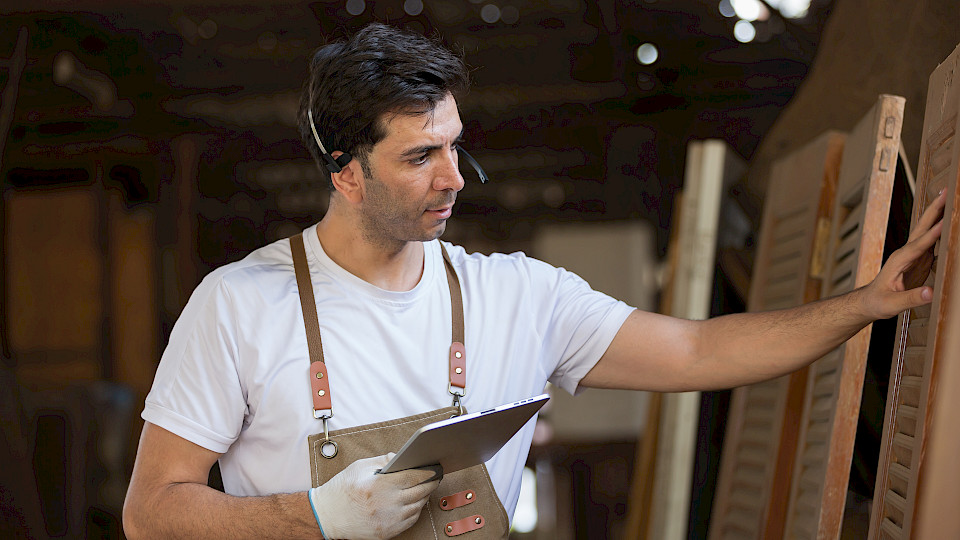 Auch die Konkurrenz von Grossunternehmen und Staat macht den KMU zu schaffen (Shutterstock.com/Amorn Suriyan)