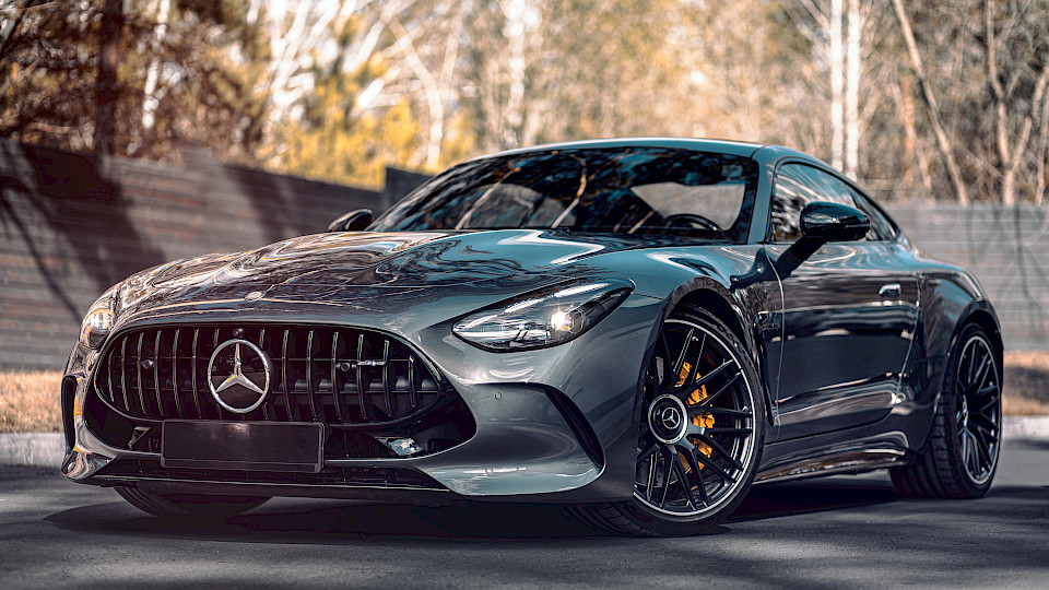 Auch wenn die US-Zölle für Autos mit 15 Prozent niedriger sind als befürchtet, schmerzen sie europäische Autobauer. (Bild: Shutterstock.com/Everyonephoto Studio)