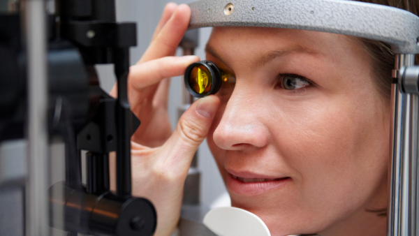 Alcon stärkt Linsen-Geschäft mit Milliarden-Übernahme