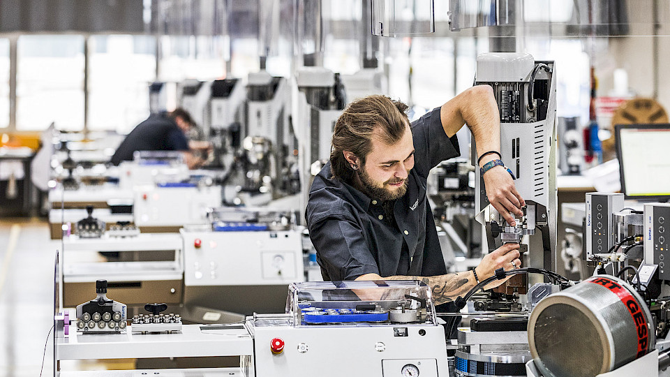 Komax will die Kosten um rund 25 Millionen Franken senken. (Bild pd)